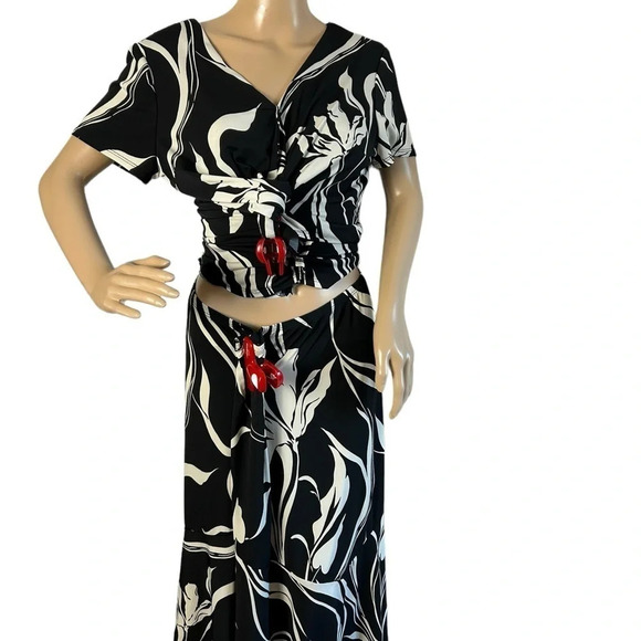 skirt & blouse,matching,ruffle,stretchy, artsy,large floral,quality,timeless.EC - Picture 7 of 10